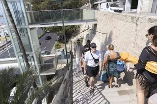 Otro verano sin ascensor para ir a la playa del Postiguet de Alicante