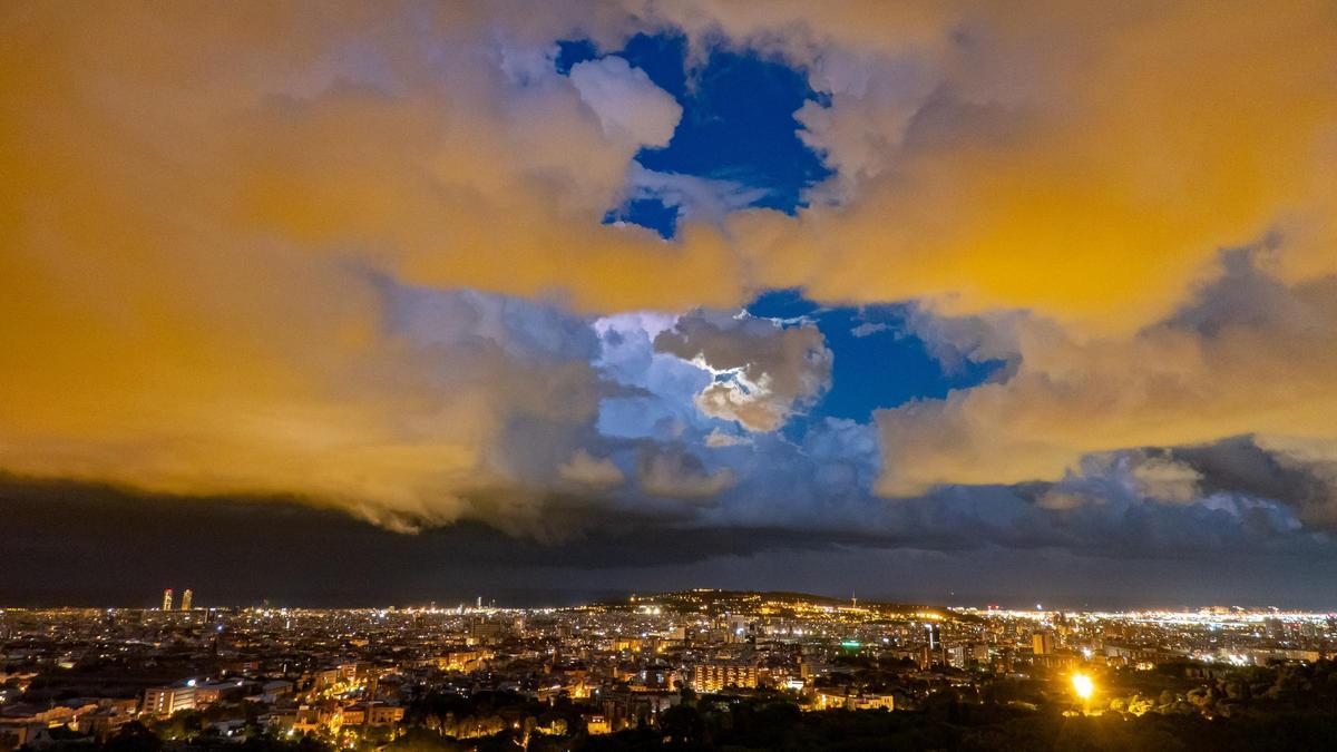 Nubes sobre Barcelona al anochecer desde el mirador de Vallvidrera