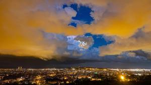 Nubes sobre Barcelona al anochecer desde el mirador de Vallvidrera