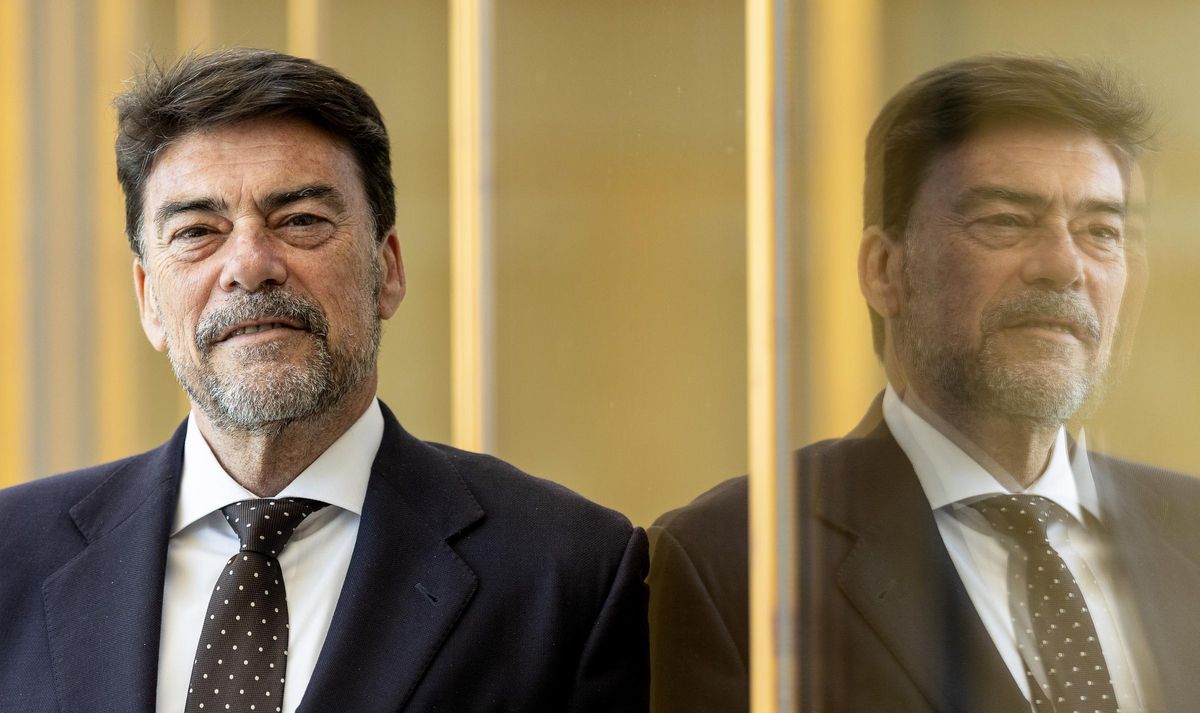El alcalde de Alicante, Luis Barcala, posa minutos antes de realizar la entrevista por el ecuador del actual mandato, esta semana.