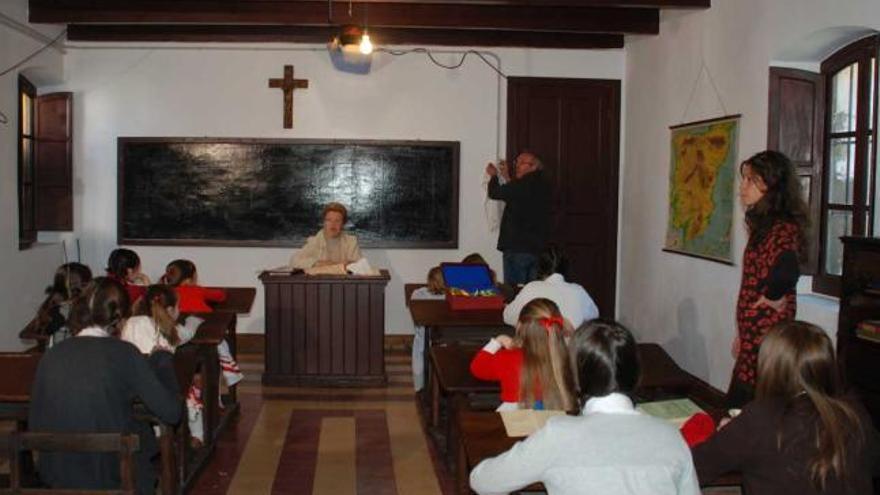 González Blanco, a la izquierda, y Cavada, delante del edificio del Colegio de Balmori.