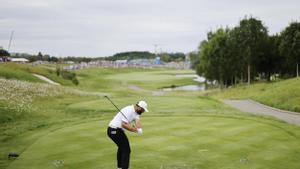 Jon Rahm de España en accion durante la tercera ronda del Torneo Olímpico de golf en París 2024. 
