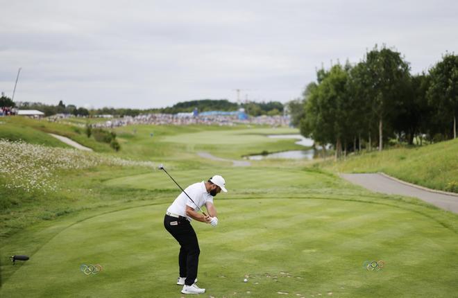 Jon Rahm de España en accion durante la tercera ronda del Torneo Olímpico de golf en París 2024. 
