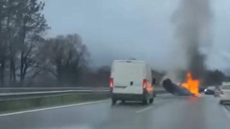 Un vehículo volcado y ardiendo deja tres heridos y obliga a cortar la AP-9 en dirección Santiago