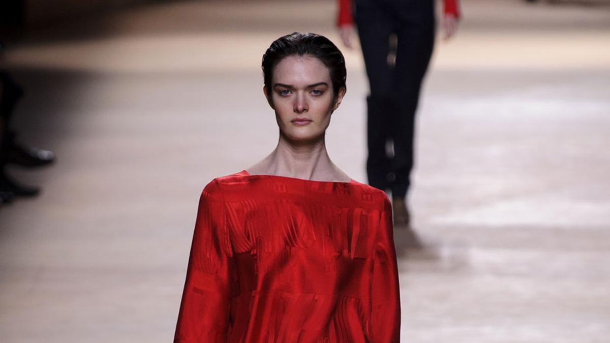 Hermès Otoño-Invierno 2015-16, blusa y falda en rojo