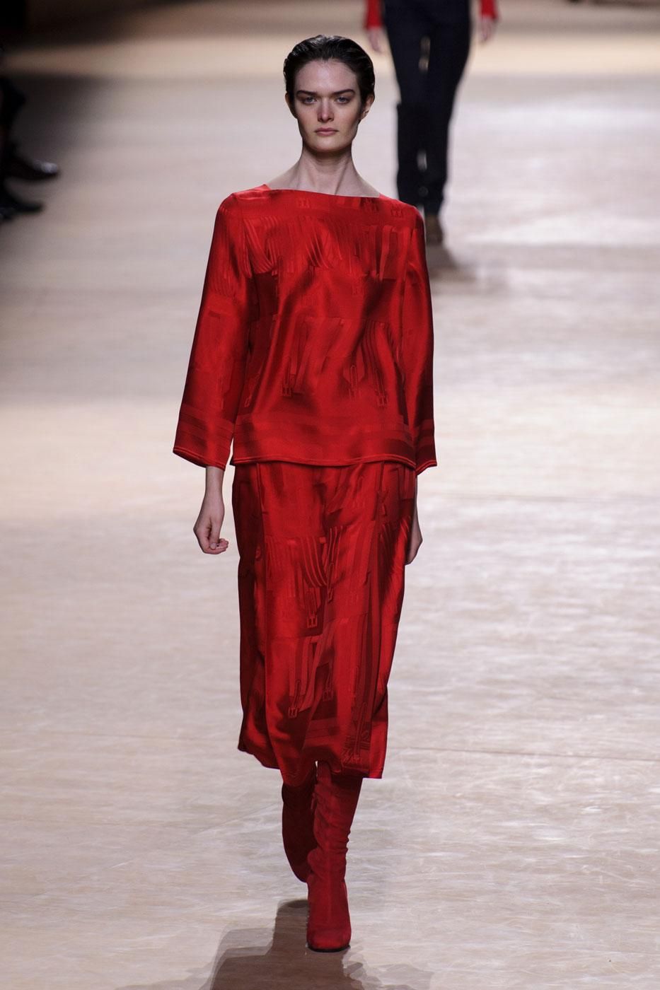 Hermès Otoño-Invierno 2015-16, blusa y falda en rojo