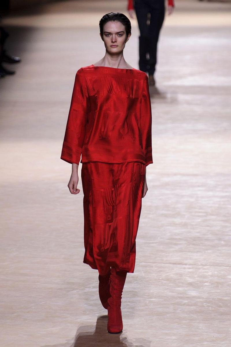 Hermès Otoño-Invierno 2015-16, blusa y falda en rojo