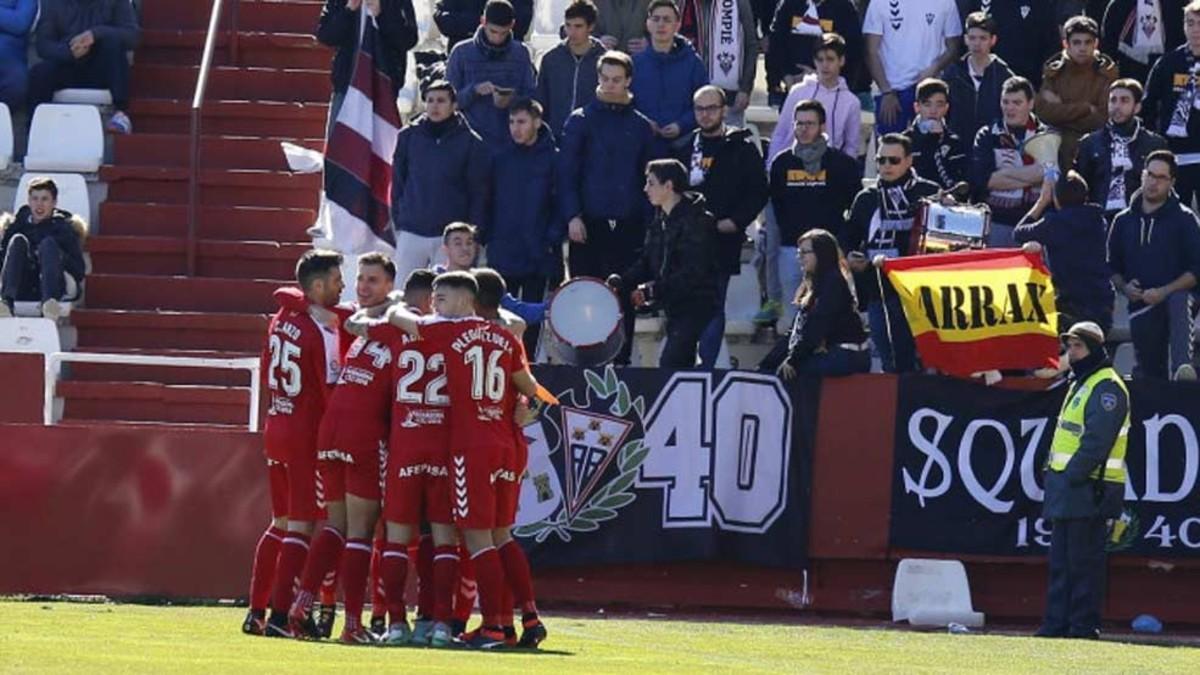 Los jugadores del Nàstic celebran el único gol en el Carlos Belmonte