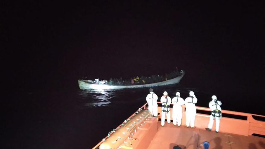 Rescatan tres cayucos con unos 319 migrantes durante la noche en aguas cercanas a El Hierro