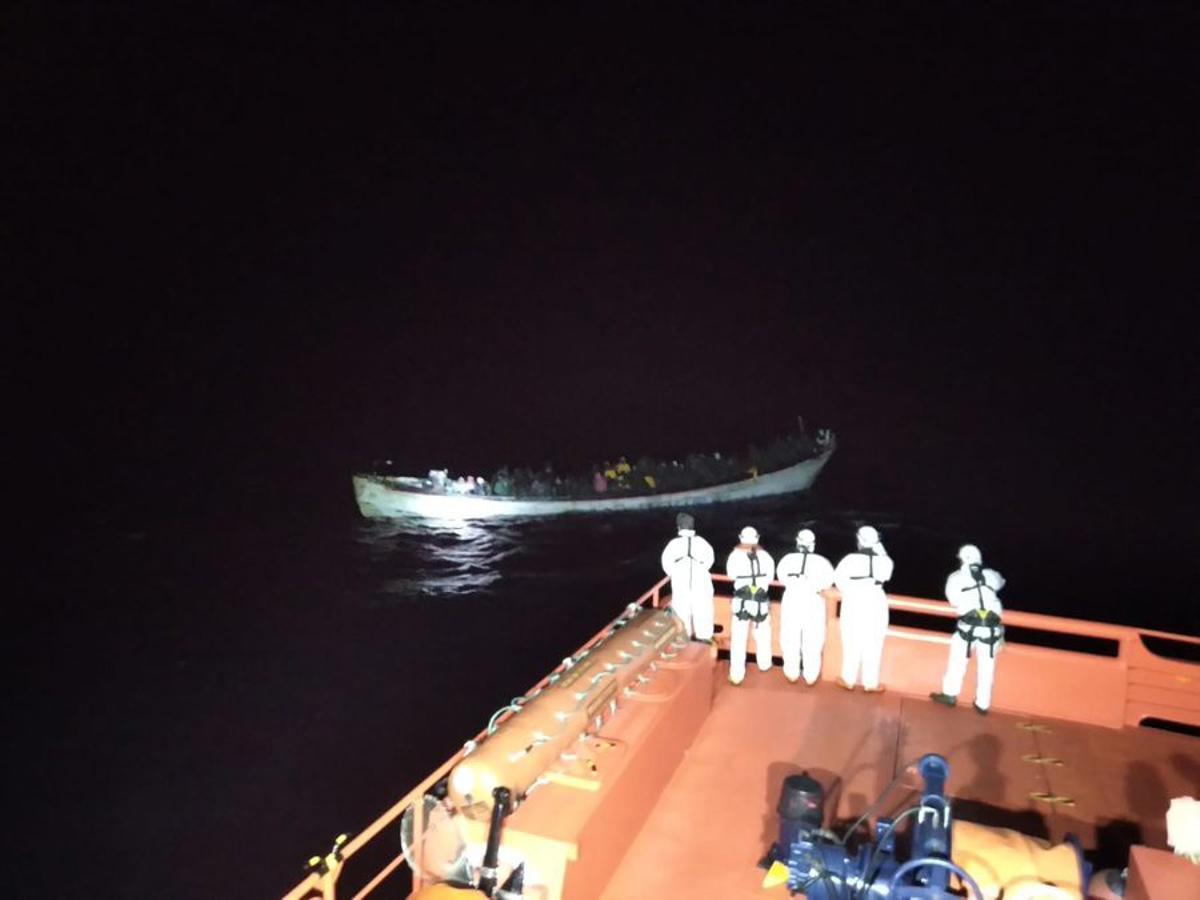Salvamento Marítimo rescata una patera en aguas de Canarias