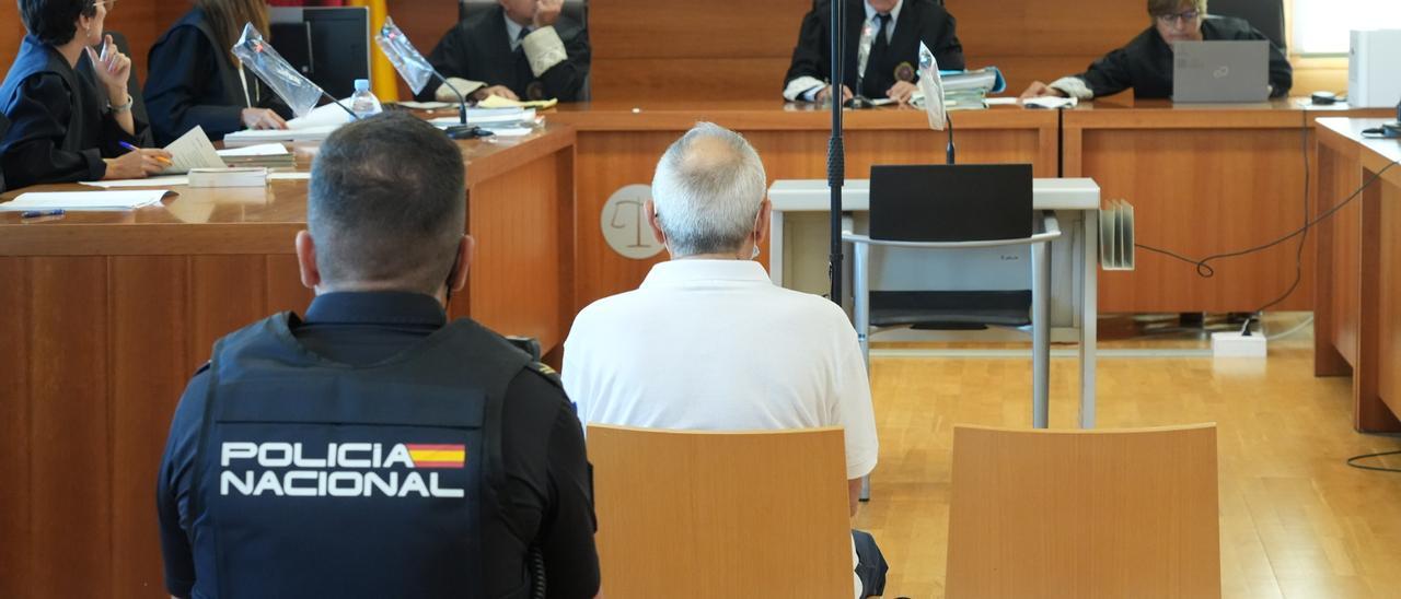 El hombre permaneció ayer engrilletado en el banquillo de los acusados de la Audiencia, custodiado por agentes.