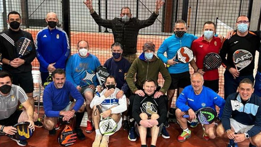 Los veteranos, tras el torneo celebrado ayer. | AVRO