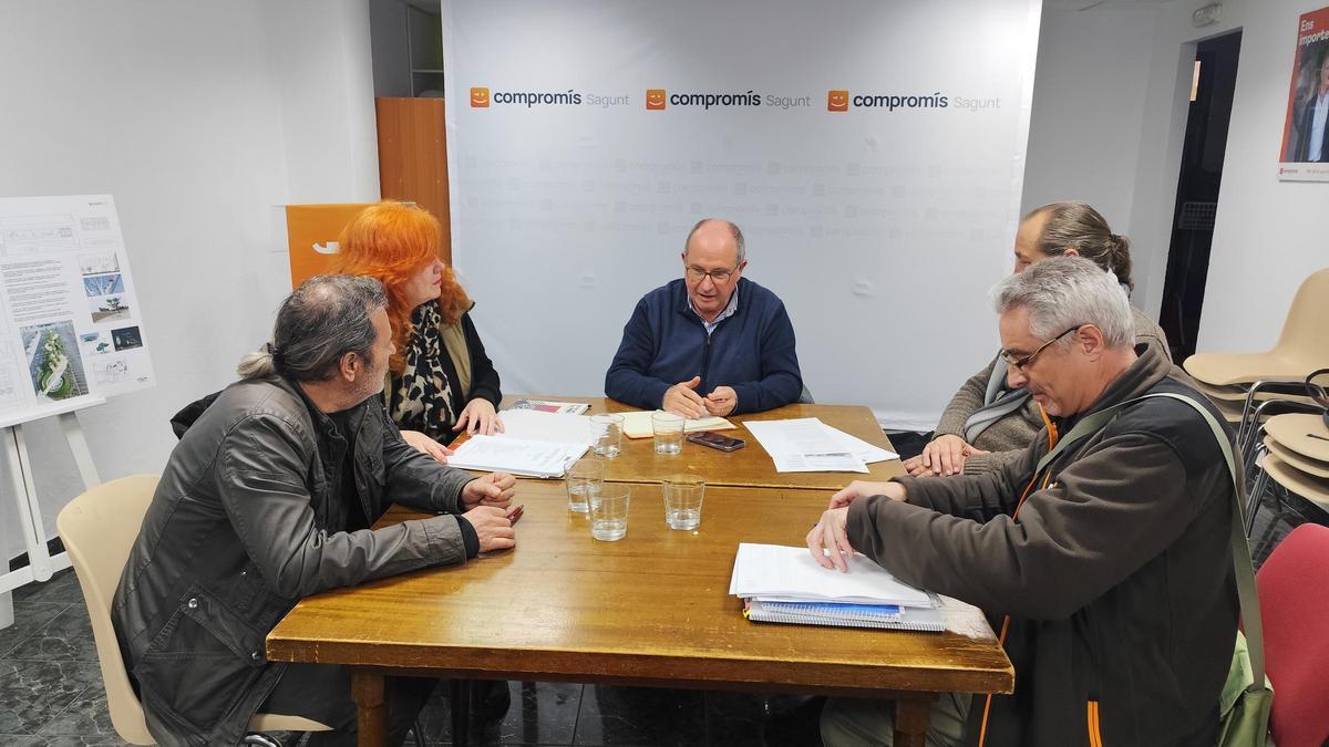 Reunión ente Compromís y trabajadores del Castillo.