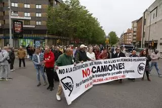 La protesta vecinal de La Calzada por los camiones en el barrio, en imágenes