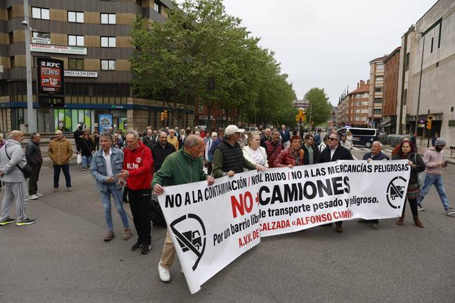 La protesta vecinal de La Calzada por los camiones en el barrio, en imágenes.