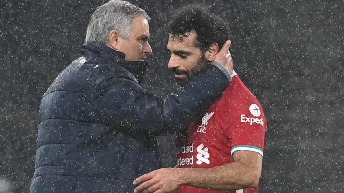 Mourinho saluda a Salah este jueves.