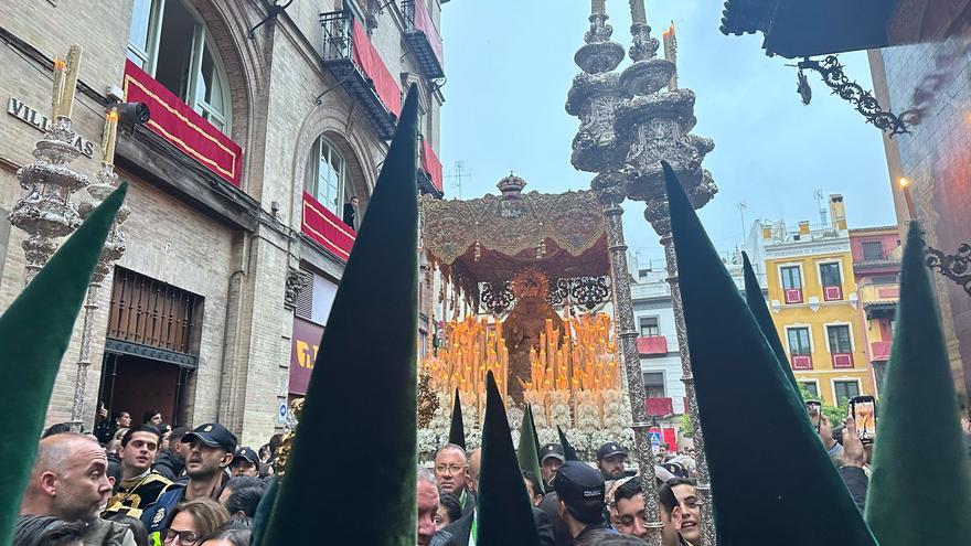 Vídeo | La Macarena a su paso por el Salvador