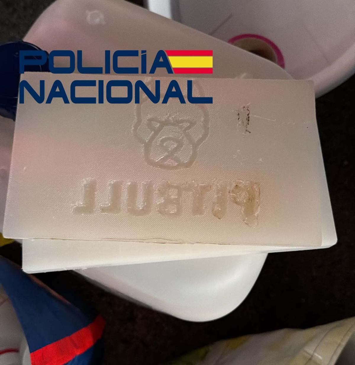 Un molde para la frustrada marca de la droga, hallado por la Policía Nacional de Plasencia.