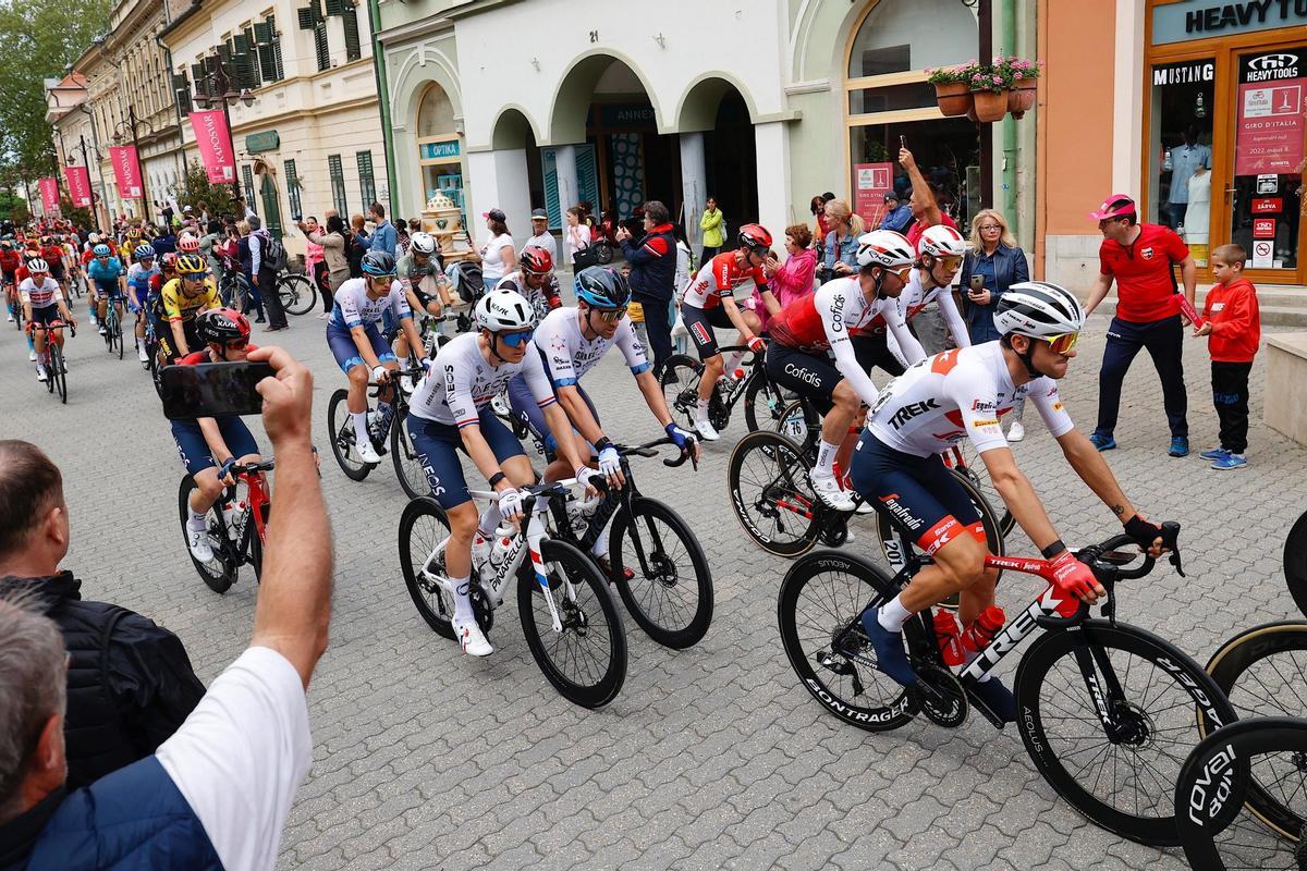 El pelotón del Giro, durante la tercera etapa.