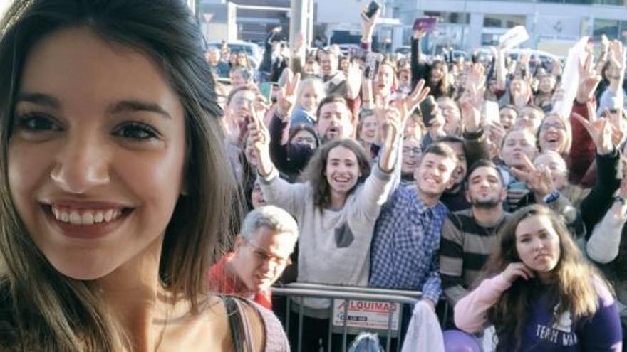 Ana Guerra durante una firma en Sevilla