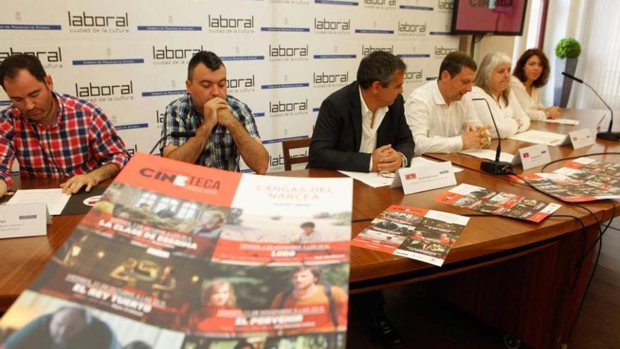 Por la izquierda, Raúl Gayo, Abel Pérez, Vicente Domínguez, José Ramón Feito, Rocío Campos y Mónica Gutiérrez, ayer, en la presentación en Laboral Ciudad de la Cultura del programa de &quot;La cineteca ambulante&quot;.