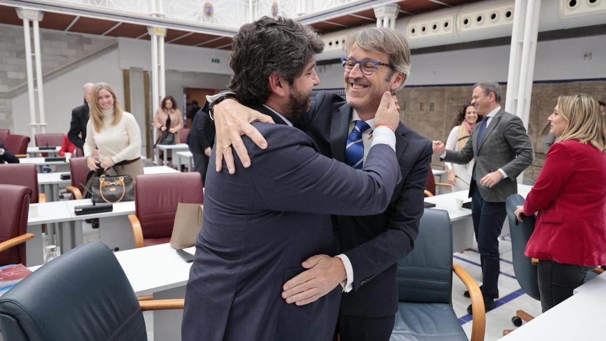 El presidente regional, Fernando López Miras, se abraza con el consejero Luis Alberto Marín tras la aprobación de los Presupuestos este jueves.