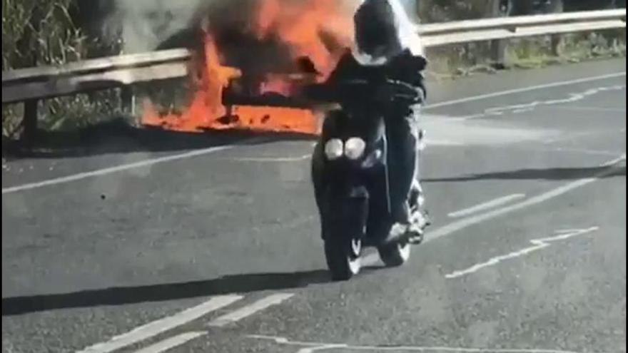 Un coche ha ardido por completo esta mañana en Ibiza