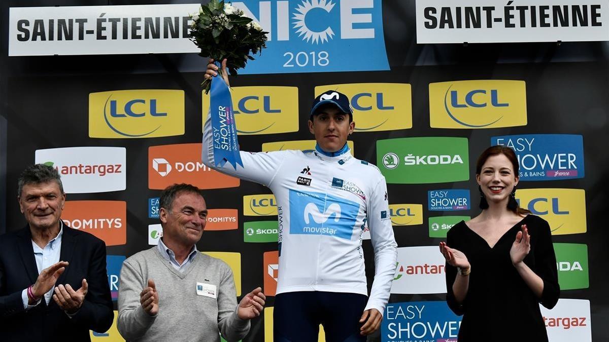 Marc Soler, aplaudido por Thevenet e Hinault, con el maillot blanco del mejor joven de la París-Niza.