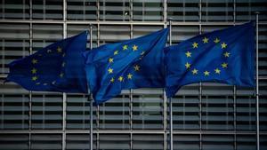Banderas de la UE en la sede de la Comisión Europea en Bruselas