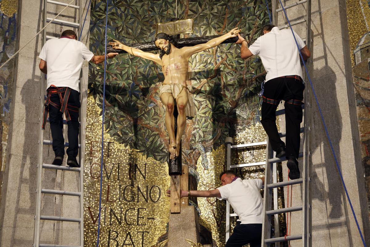 Emotivo descendimiento del Cristo de la Victoria