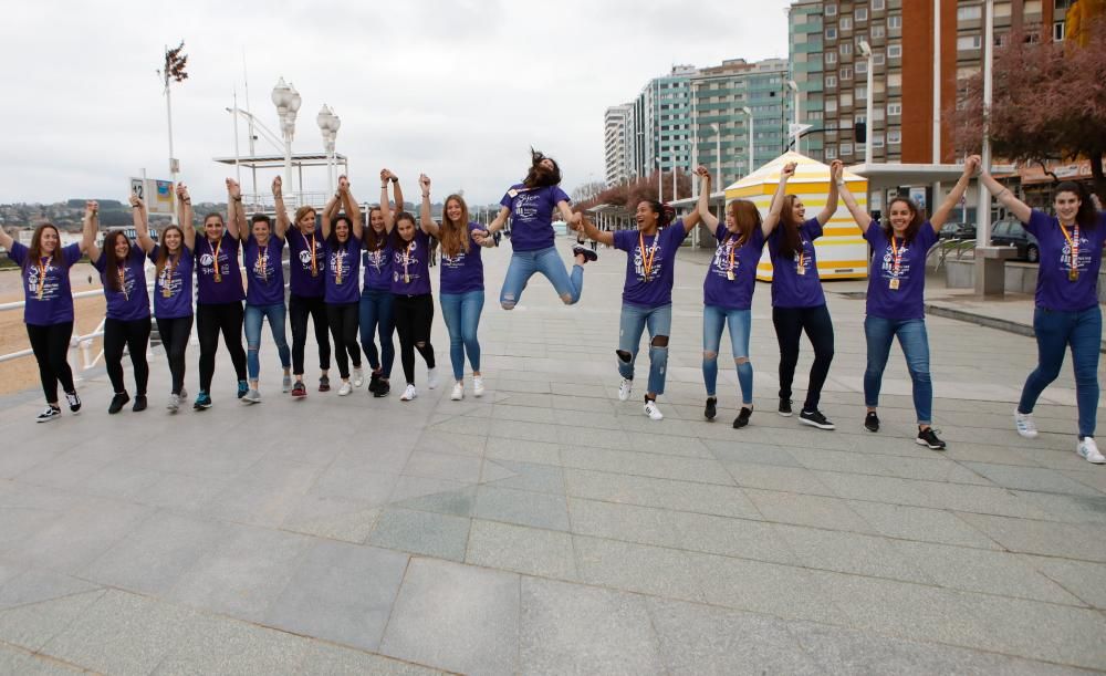 Jugadoras del Mavi balonmano celebran la Copa de la Reina en Gijón