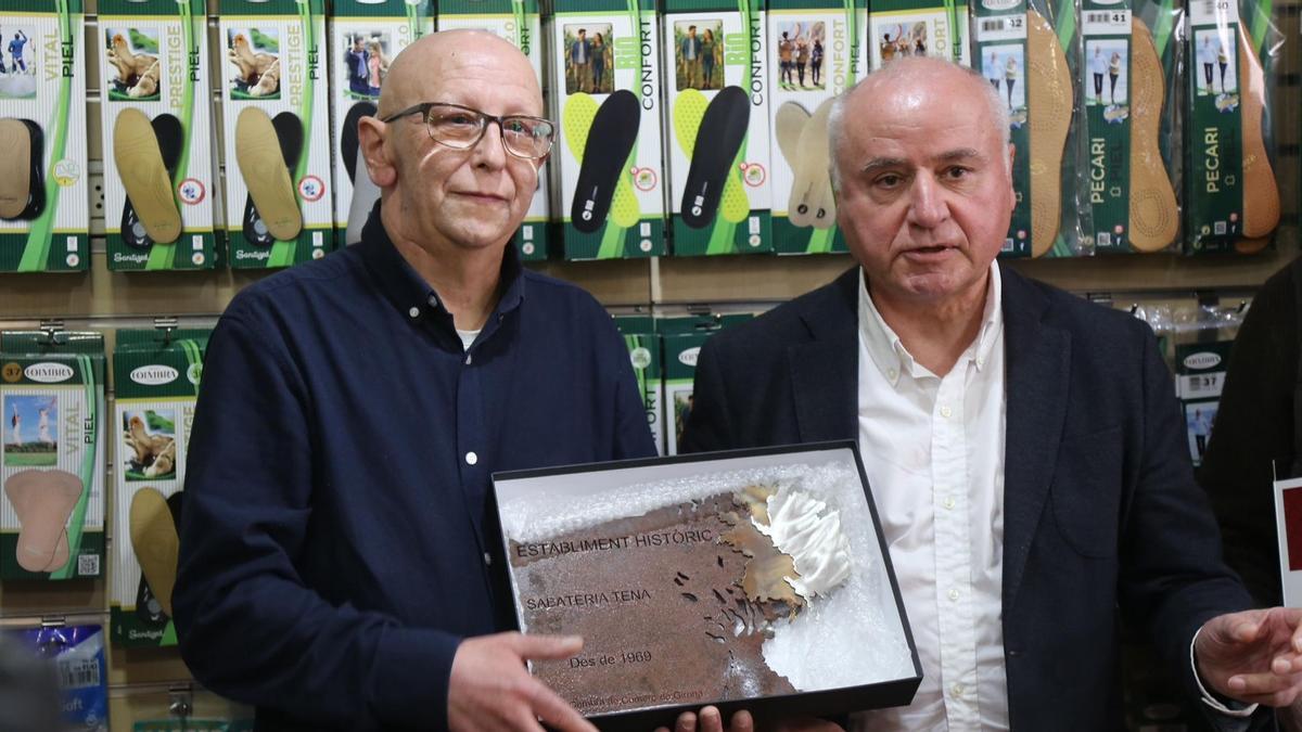 Lliurament del guardó 'Establiment Històric' a la Sabateria Tena de Roses.