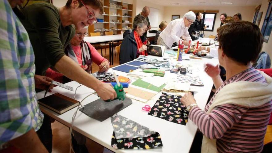 Un momento del taller de reciclaje creativo de ayer.