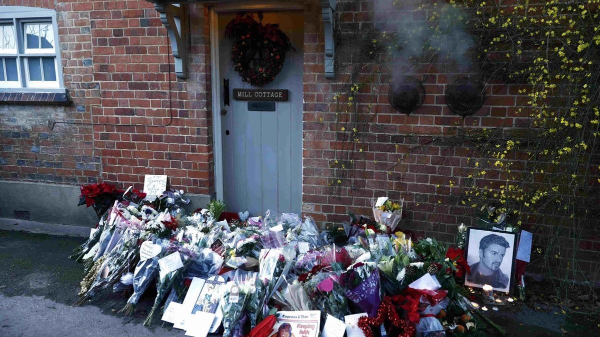 Flores en la puerta de la casa de George Michael, en Goring.