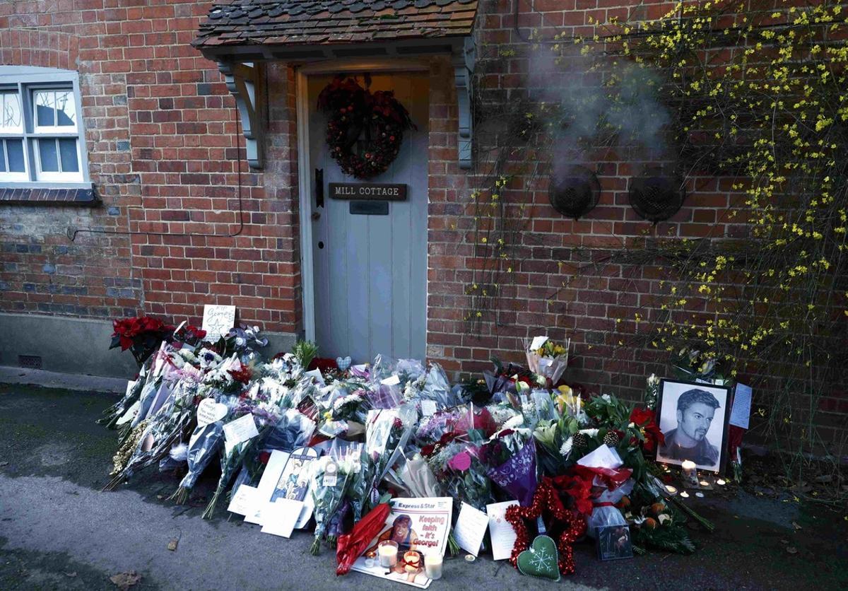 Tributes are seen outside the house of singer George Michael, where he died on Christmas Day, in Goring, southern England, Britain December 26, 2016.  REUTERS/Eddie Keogh