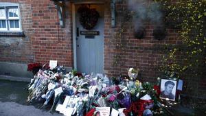 Tributes are seen outside the house of singer George Michael, where he died on Christmas Day, in Goring, southern England, Britain December 26, 2016.  REUTERS/Eddie Keogh