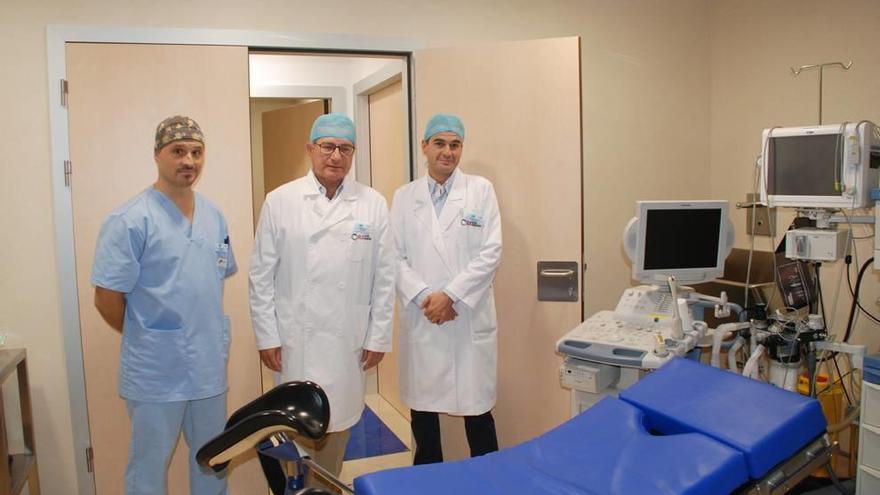Los responsables de la Unidad de Reproducción del Hospital HLA La Vega muestran las instalaciones del centro.