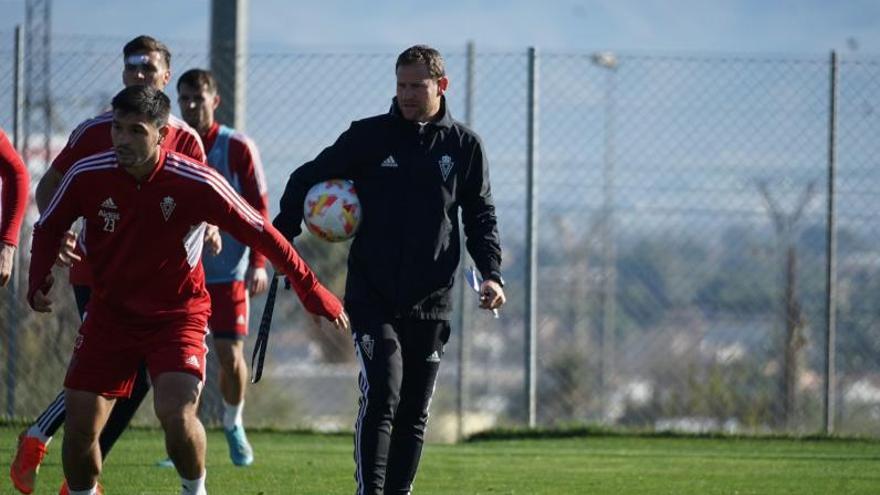 Mario Simón, atento en un entrenamiento del Real Murcia. | PRENSA REAL MURCIA