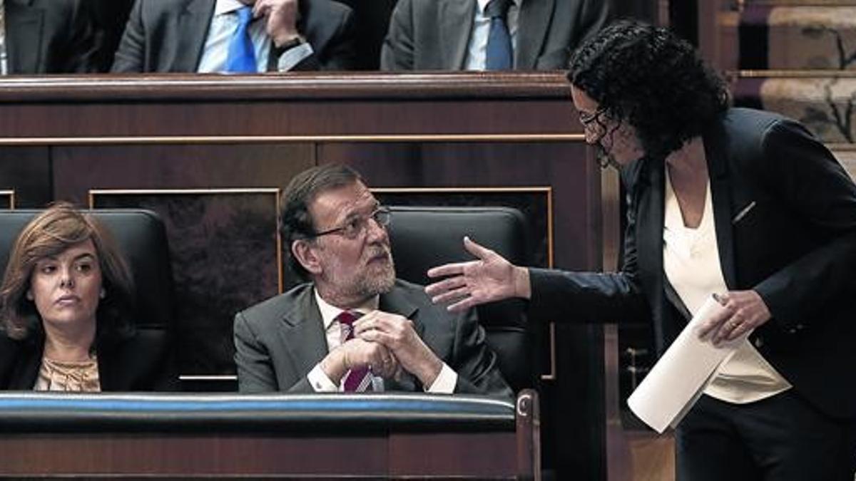 Marta Rovira saluda a Mariano Rajoy, el martes en el debate celebrado en el Congreso.