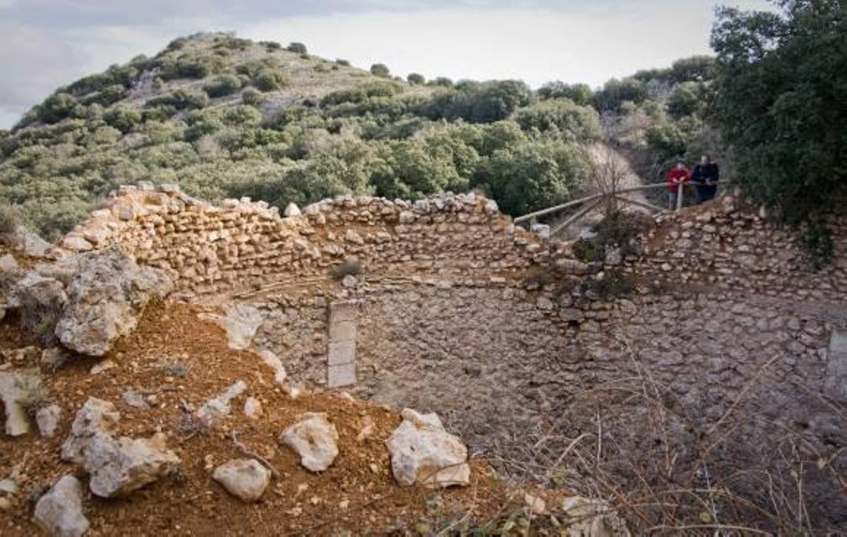 La Cava Coloma, muy deteriorada, está situada junto a la pista de acceso al Menejador