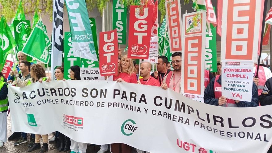 Trabajadores y plataformas ciudadanas se concentran ante el hospital de Cabra en defensa de la sanidad pública