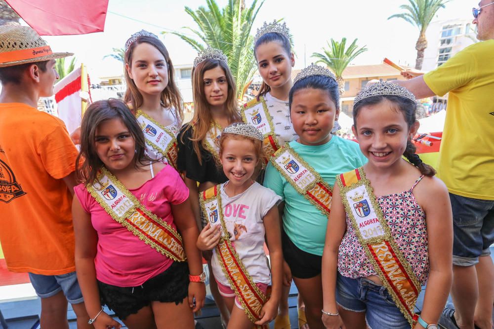 Centenares de personas llenan la Plaza de España para dar inicio a los festejos patronales en honor a la Virgen del Carmen.