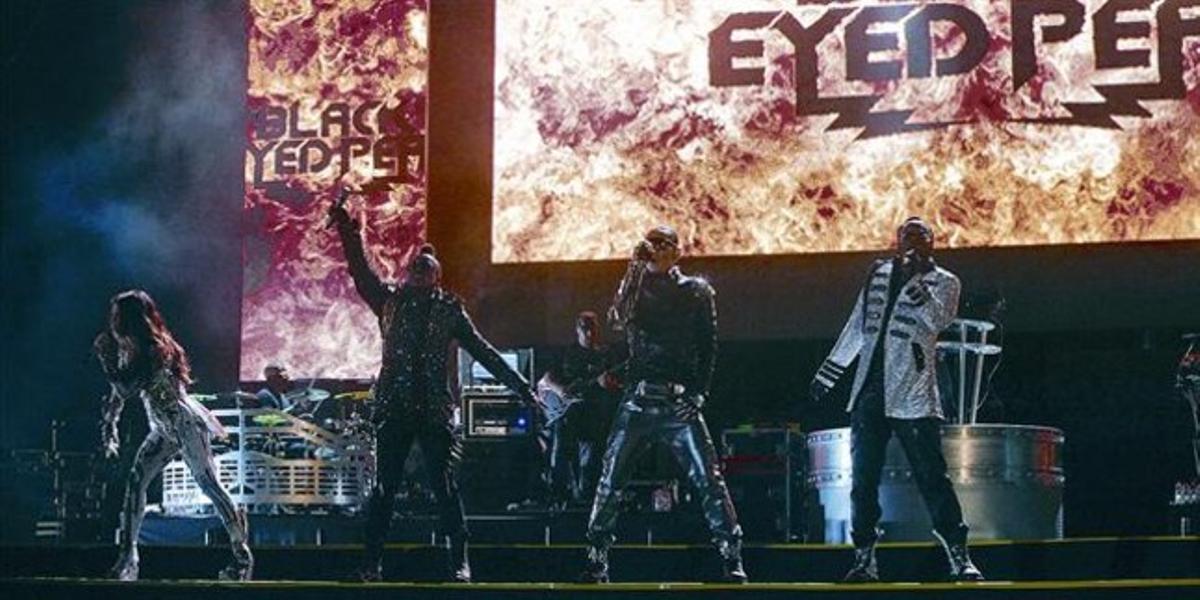 Els Black Eyed Peas, ahir a la nit, durant el concert que la banda de pop urbà va oferir a l’estadi del RCD Espanyol.