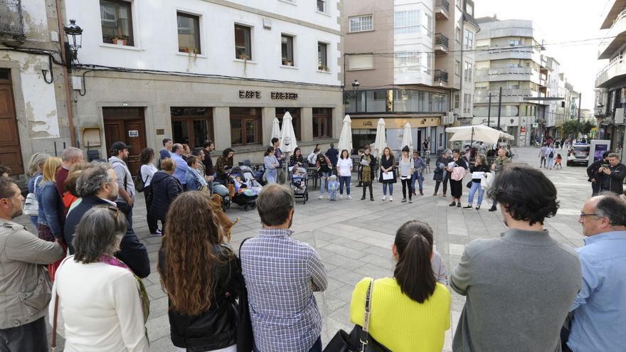 Un instante de la concentración, ayer, en la Praza da Igrexa. |  // BERNABÉ/JAVIER LALÍN