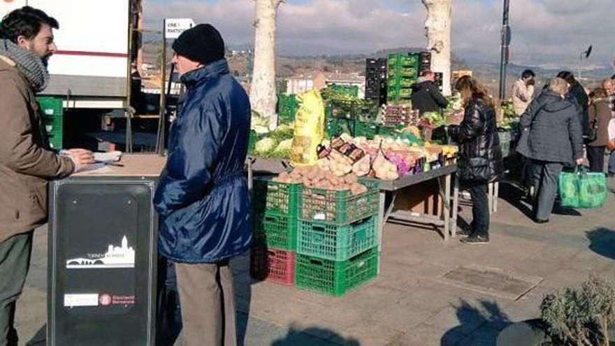 Parades del mercat setmanal que se celebra al nucli històric de Gironella