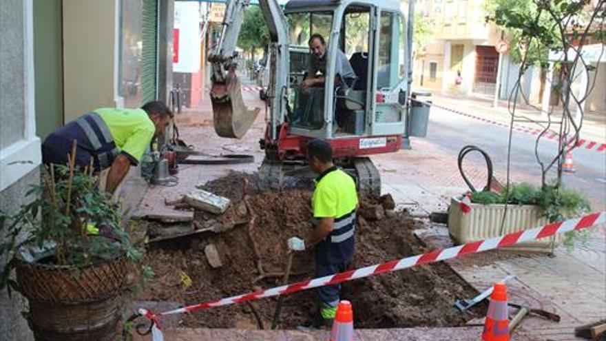 la rotura de una tubería inunda la calle santo tomás en benicàssim