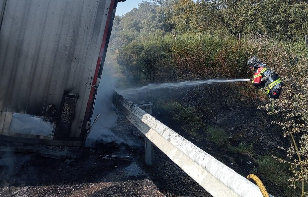 Incendio de un camión de paja en la N-122