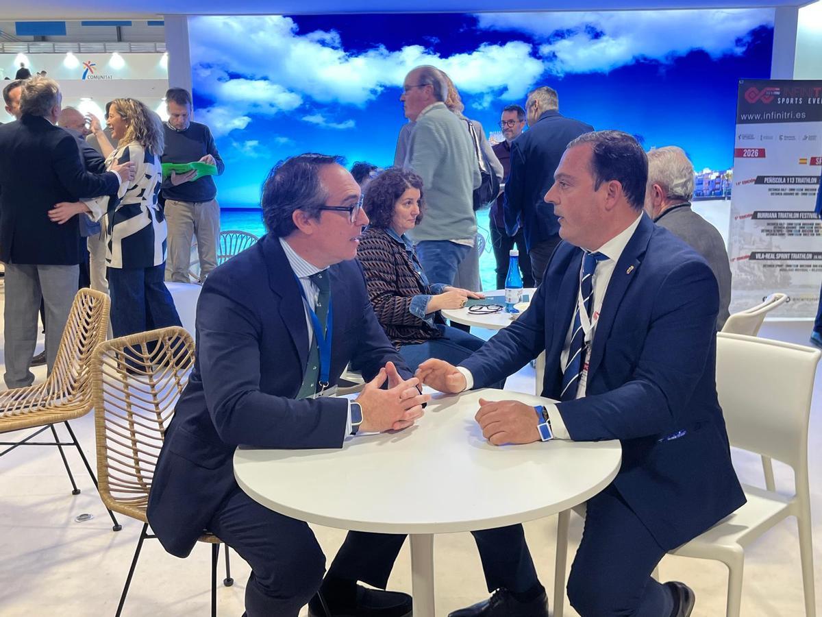 El presidente de PortCastelló, Rubén Ibáñez, y el diputado provincial de Turismo, Andrés Martínez, en Fitur 2026.