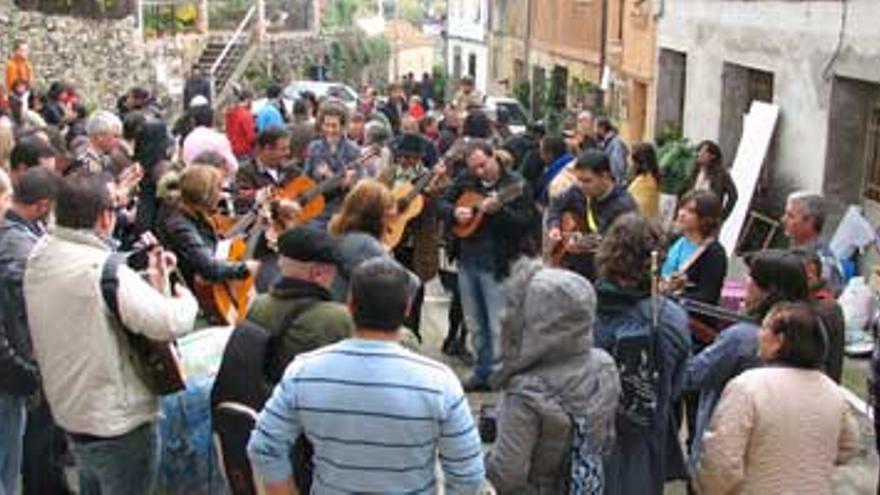 Villamundo de la Vera anima las calles de Villanueva con tres barrios, dedicados a Europa, África y América