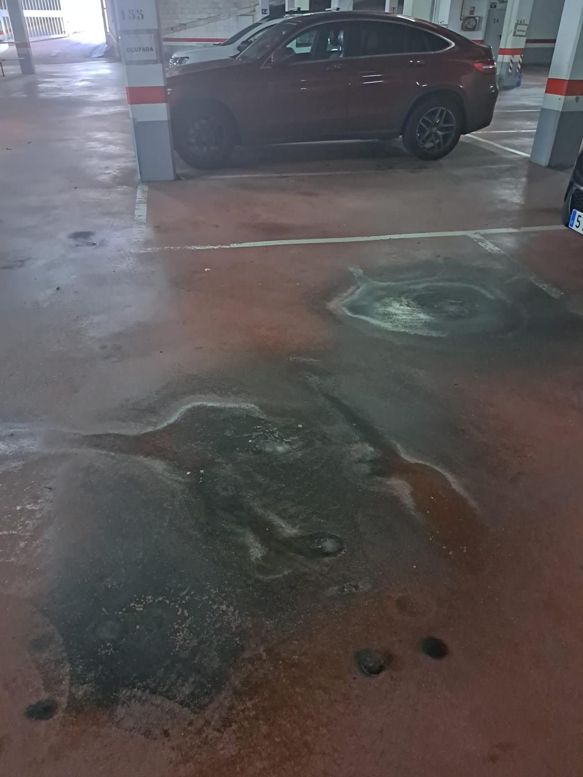 Vista de las filtraciones de agua en el garaje de O Burgo.